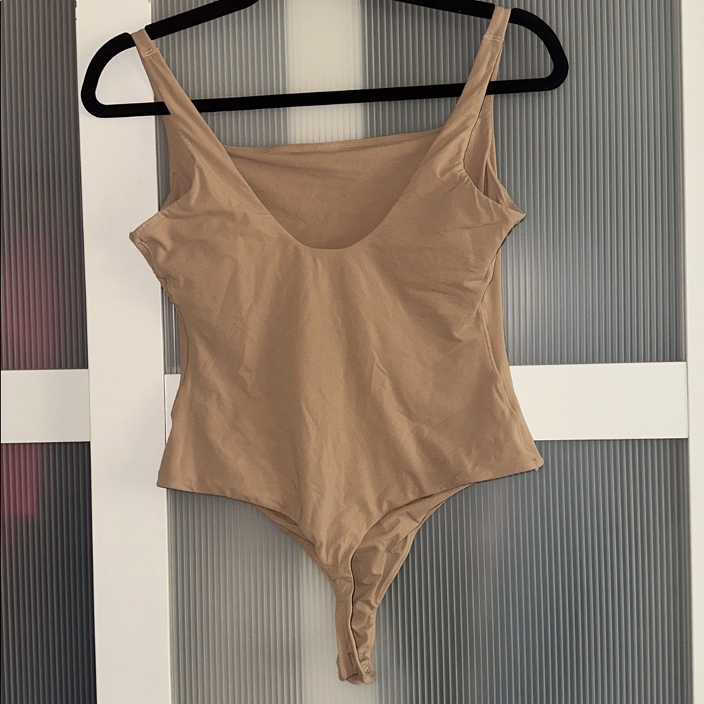 Like new! SKIMS Fits Everybody Square Neck Bodysuit Size MD - Picture 3 of 3